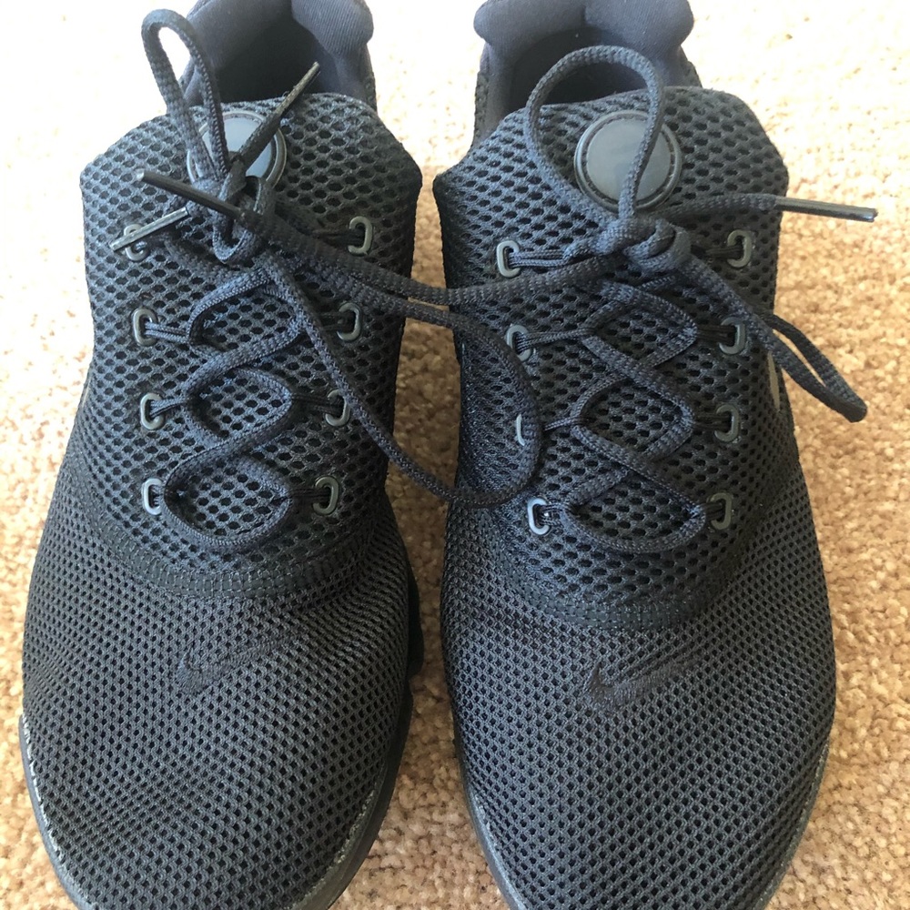 Tennis shoes